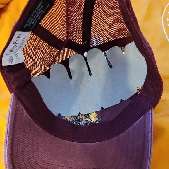 NWT Harry Potter Hogwarts Cap , adjustable adult trucker hat - Picture 4 of 16